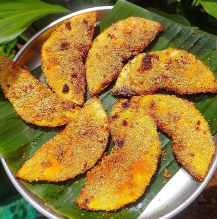 The image shows a vegetarian Goan food called breadfruit or nirphanas kapa